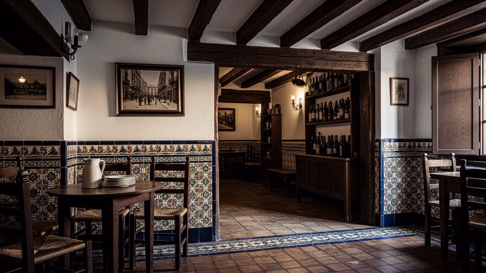 Interior de una taberna centenaria en Madrid cerca de Plaza Mayor